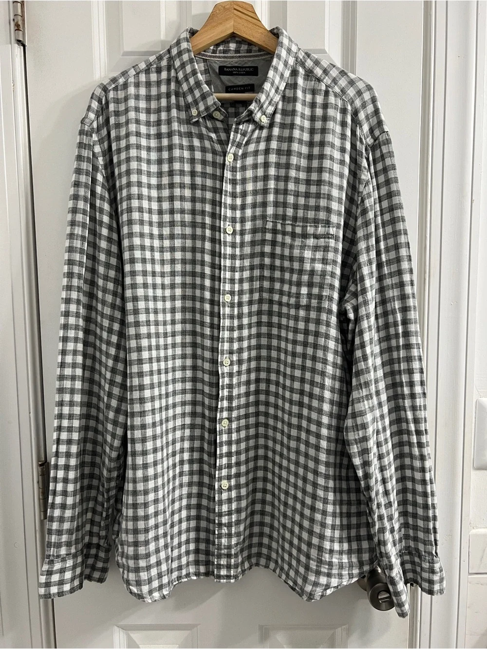 Banana Republic Linen Men’s Gray & White Button-Down Shirt -Camden Fit Medium